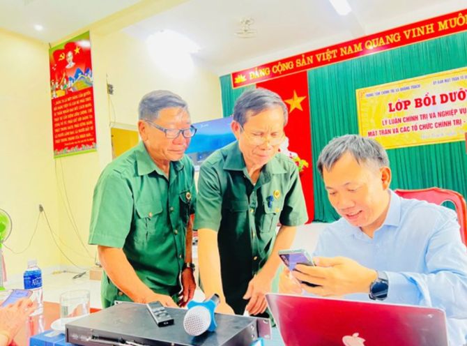 Ủy ban MTTQVN tỉnh tổ chức các lớp ứng dụng công nghệ thông tin và trí tuệ nhân tạo cho cán bộ Mặt trận các cấp. Ảnh: Mặt trận Tổ quốc Việt Nam Ủy ban MTTQVN tỉnh tổ chức các lớp ứng dụng công nghệ thông tin và trí tuệ nhân tạo cho cán bộ Mặt trận các cấp. Ảnh: Mặt trận Tổ quốc Việt Nam