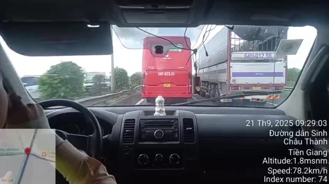 Lực lượng CSGT đường bộ cao tốc số 7 tuần tra trên cao tốc TP Hồ Chí Minh - Trung Lương và tuyên truyền các tài xế đi đúng làn đường quy định. Lực lượng CSGT đường bộ cao tốc số 7 tuần tra trên cao tốc TP Hồ Chí Minh - Trung Lương và tuyên truyền các tài xế đi đúng làn đường quy định.