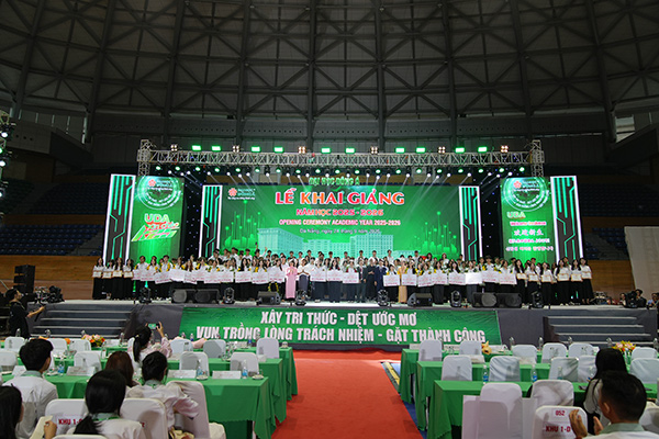 Hàng trăm suất học bổng trị giá hơn 3 tỷ đồng được Quỹ học bổng Hoa Anh Đào trao cho các tân sinh viên niên khoa 2025 - 2026.