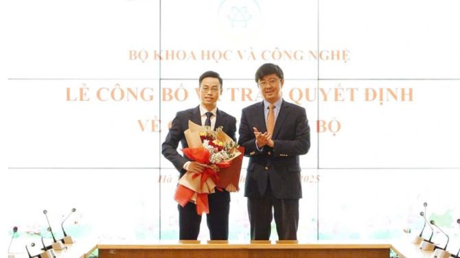 Thứ trưởng Bùi Hoàng Phương trao quyết định và tặng hoa chúc mừng ông Trần Quang Hưng. Ảnh: Trung tâm Truyền thông KH&CN Thứ trưởng Bùi Hoàng Phương trao quyết định và tặng hoa chúc mừng ông Trần Quang Hưng. Ảnh: Trung tâm Truyền thông KH&CN