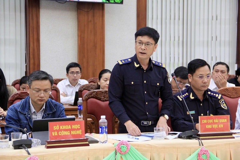 Đại diện Hải quan khu vực XIV chia sẻ thông tin với doanh nghiệp.