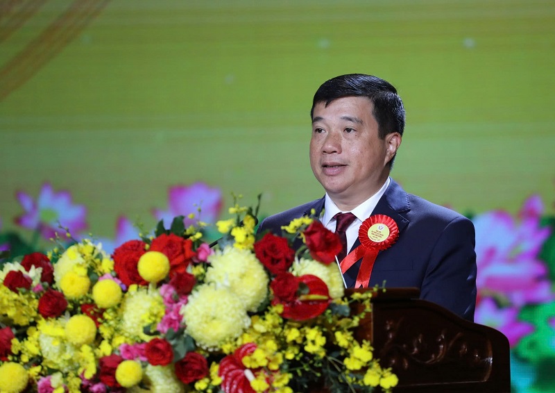 Y Thanh Hà Niê Kđăm, Ủy viên Ban Chấp hành Trung ương Đảng, Bí thư Tỉnh ủy, Trưởng Đoàn ĐBQH tỉnh phát biểu tại Đại hội Y Thanh Hà Niê Kđăm, Ủy viên Ban Chấp hành Trung ương Đảng, Bí thư Tỉnh ủy, Trưởng Đoàn ĐBQH tỉnh phát biểu tại Đại hội