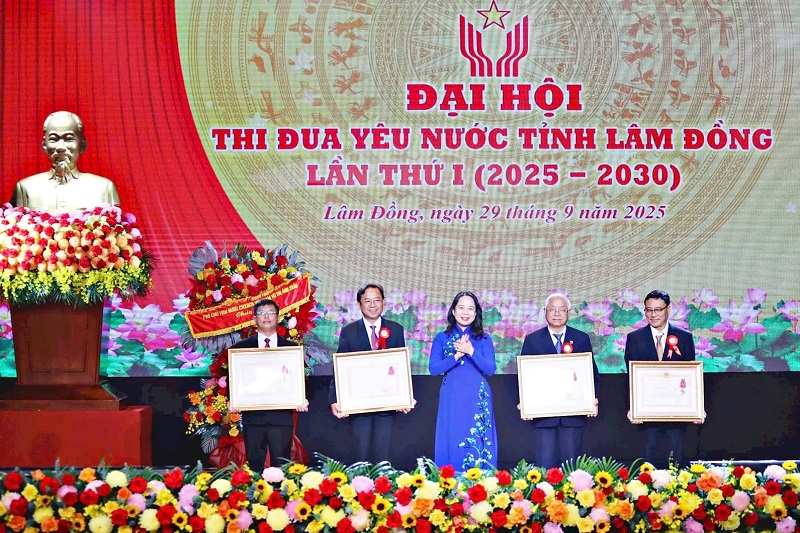 Chủ tịch Hiệp hội Doanh nghiệp tỉnh Lâm Đồng (thứ 2 từ phải sang), Giám đốc Công tu cổ phần Viên Sơn (ngoài cùng bên phải) nhận Huân Chương Lao động hạng Ba của Chủ tịch nước. Chủ tịch Hiệp hội Doanh nghiệp tỉnh Lâm Đồng (thứ 2 từ phải sang), Giám đốc Công tu cổ phần Viên Sơn (ngoài cùng bên phải) nhận Huân Chương Lao động hạng Ba của Chủ tịch nước.