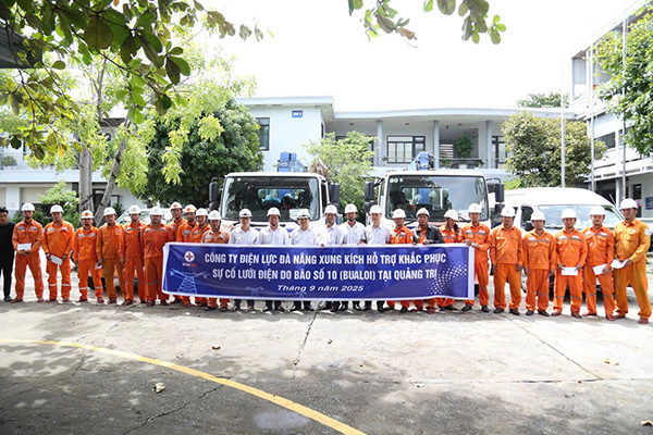 Công ty Điện lực Đà Nẵng cử 50 nhân lực hỗ trợ Quảng Trị sớm khôi phục cấp điện sau bão số 10. Công ty Điện lực Đà Nẵng cử 50 nhân lực hỗ trợ Quảng Trị sớm khôi phục cấp điện sau bão số 10.