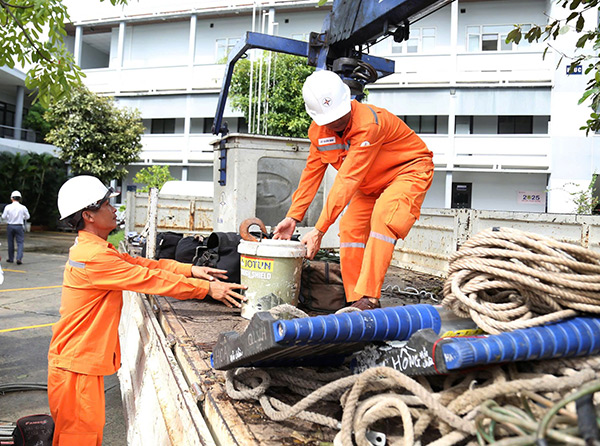 Các nhân lực được huy động hỗ trợ Quảng Trị, Hà Tĩnh khôi phục cấp điện sau bão số 10 khẩn trương lên đường làm nhiệm vụ. Các nhân lực được huy động hỗ trợ Quảng Trị, Hà Tĩnh khôi phục cấp điện sau bão số 10 khẩn trương lên đường làm nhiệm vụ.