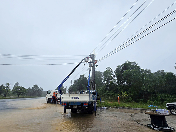 Công nhân Công ty Điện lực Quảng Trị tập trung phương tiện, nhân lực khắc phục hậu quả bão số 10. Công nhân Công ty Điện lực Quảng Trị tập trung phương tiện, nhân lực khắc phục hậu quả bão số 10.