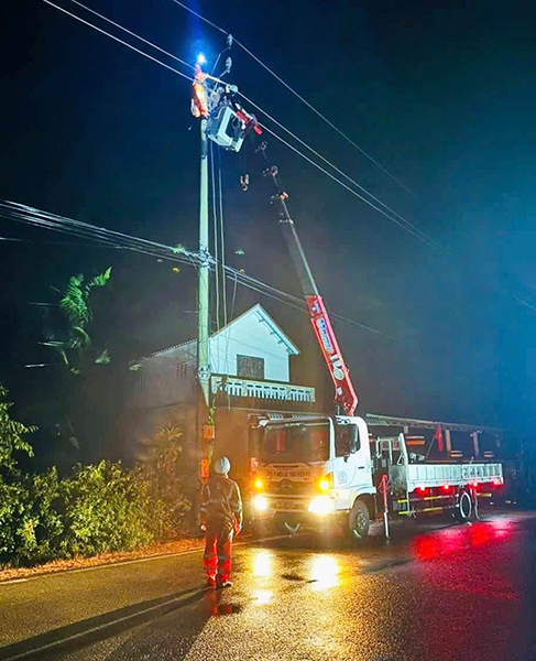 Nhiều địa bàn ở miền Trung bị ảnh hưởng bão số 10 đã được khôi phục cấp điện trở lại. Nhiều địa bàn ở miền Trung bị ảnh hưởng bão số 10 đã được khôi phục cấp điện trở lại.