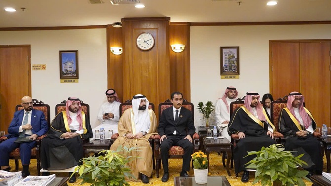 ông Ahmed alTheeb - chủ tịch Hội đồng, Hội đồng Doanh nghiệp Ả Rập Xê Út - Việt Nam (Saudi-Vietnamese Business Council) ông Ahmed alTheeb - chủ tịch Hội đồng, Hội đồng Doanh nghiệp Ả Rập Xê Út - Việt Nam (Saudi-Vietnamese Business Council)