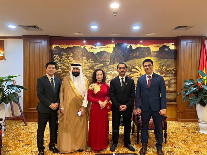 Bà Nguyễn Thị Hồng Hạnh - Trung tâm Văn hóa, Thương mại và Đầu tư Việt Nam – Ả Rập. Bà Nguyễn Thị Hồng Hạnh - Trung tâm Văn hóa, Thương mại và Đầu tư Việt Nam – Ả Rập.