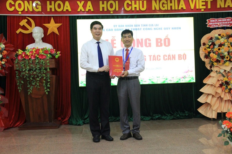 Ông Lâm Hải Giang - Phó Chủ tịch UBND tỉnh Gia Lai (bên trái), trao quyết định cho tân Hiệu trưởngTrường Cao đẳng Kỹ thuật Công nghệ Quy Nhơn.  