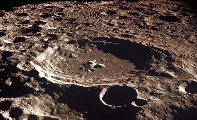 Những hố va chạm chằng chịt trên bề mặt Mặt Trăng có thể ẩn giấu các kho báu lớn - Ảnh: NASA