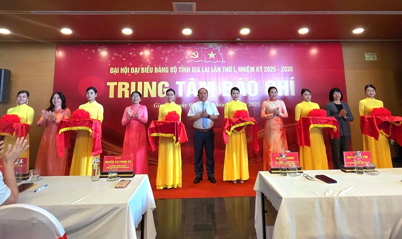 Các đại biểu cắt băng khai trương Trung tâm Báo chí phục vụ Đại hội đại biểu Đảng bộ tỉnh Gia Lai lần thứ I, nhiệm kỳ 2025 - 2030. Các đại biểu cắt băng khai trương Trung tâm Báo chí phục vụ Đại hội đại biểu Đảng bộ tỉnh Gia Lai lần thứ I, nhiệm kỳ 2025 - 2030.