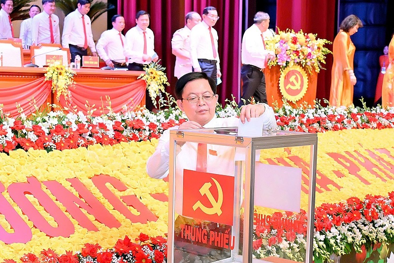 Bí thư Tỉnh ủy Hồ Quốc Dũng quyên góp, sẻ chia cùng các địa phương bị thiệt hại do bão Bualoi