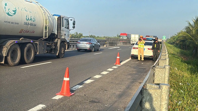 +ảnh 1: Lực lượng CSGT đang làm nhiệm vụ trên cao tốc TP.HCM – Cần Thơ. +ảnh 1: Lực lượng CSGT đang làm nhiệm vụ trên cao tốc TP.HCM – Cần Thơ.