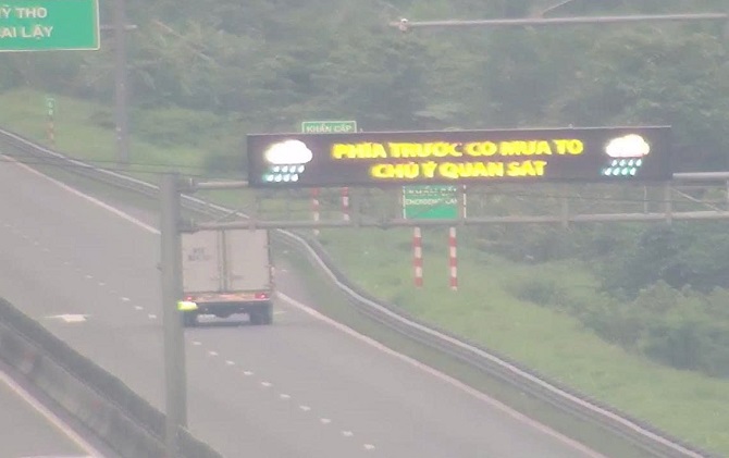 +ảnh 3: Biển điện tử cảnh báo được lắp đặt giúp các tài xế chủ động lái xe an toàn. +ảnh 3: Biển điện tử cảnh báo được lắp đặt giúp các tài xế chủ động lái xe an toàn.