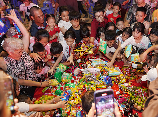 Các em thiếu nhi vui phá cỗ Trung thu.