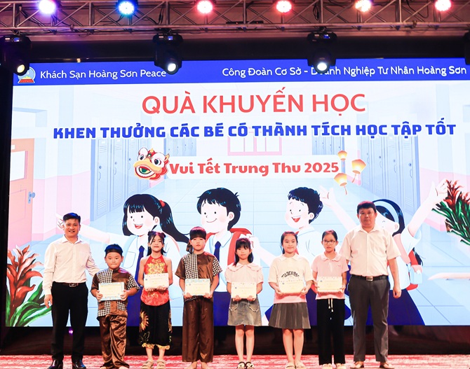 Đại diện Ban lãnh đạo tặng quà khuyến học khen thưởng các bé có thành tích
