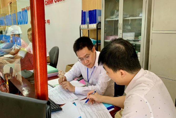 Thành viên Đoàn kiểm tra cải cách hành chính nhà nước thành phố năm 2025 hướng dẫn cán bộ, công chức UBND xã Trần Phú công tác lưu trữ hồ sơ, đính kèm thành phần hồ sơ. Ảnh: Báo Hải Phòng