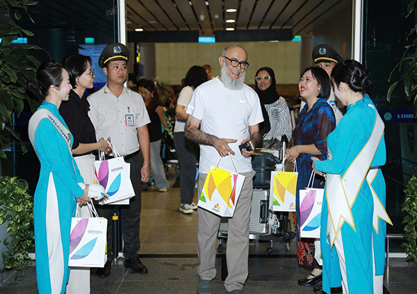 Du lịch, dịch vụ tiếp tục là "đầu tàu" của nền kinh tế Đà Nẵng. Trongg ảnh: Chào đón hành khách trên đường bay Thâm Quyến - Đà Nẵng vừa khai trương ngày 2/10. Du lịch, dịch vụ tiếp tục là "đầu tàu" của nền kinh tế Đà Nẵng. Trongg ảnh: Chào đón hành khách trên đường bay Thâm Quyến - Đà Nẵng vừa khai trương ngày 2/10.