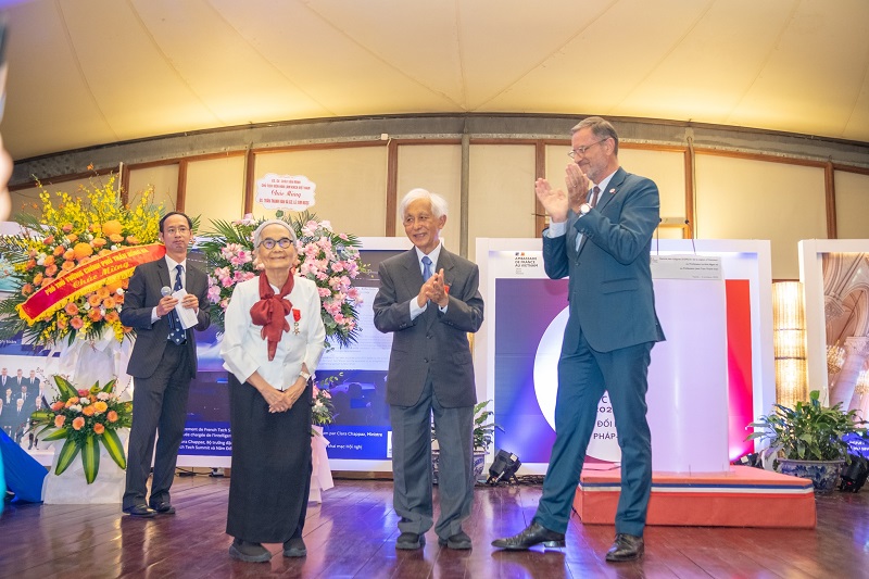 Đại sứ Olivier Brochet vừa thay mặt Tổng thống Pháp Emmanuel Macron trao Huân chương Bắc đẩu Bội tinh bậc Sĩ quan cho vợ chồng GS Trần Thanh Vân và GS Lê Kim Ngọc