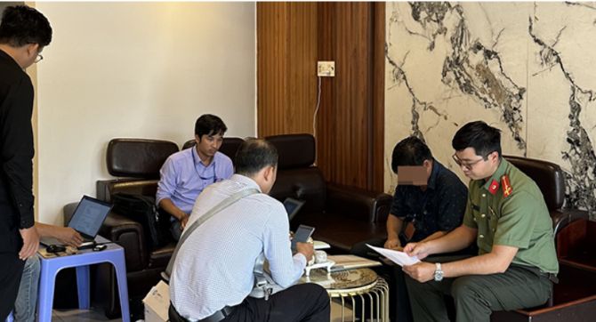 Đoàn kiểm tra đang làm việc với một đơn vị. Ảnh: Công an TP Cần Thơ