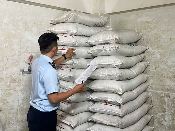 Đội QLTT số 3 (Chi cục QLTT Đà Nẵng) liên tiếp phát hiện, xử lý các vụ kinh doanh đường nhập lậu. Đội QLTT số 3 (Chi cục QLTT Đà Nẵng) liên tiếp phát hiện, xử lý các vụ kinh doanh đường nhập lậu.