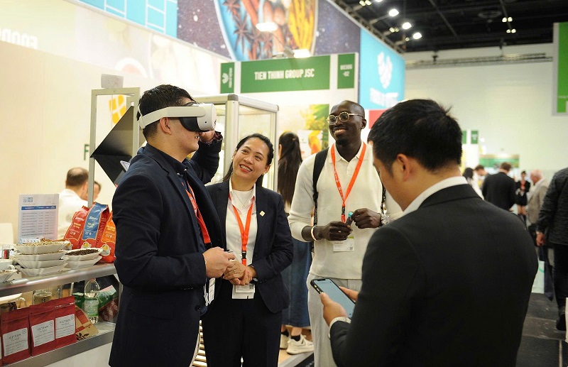 Simexco Daklak đã giới thiệu trải nghiệm VR 360 (thực tế ảo) cho khách tham quan, tái hiện toàn bộ chuỗi cung ứng từ nông trại đến nhà máy, từ canh tác đến chế biến. Simexco Daklak đã giới thiệu trải nghiệm VR 360 (thực tế ảo) cho khách tham quan, tái hiện toàn bộ chuỗi cung ứng từ nông trại đến nhà máy, từ canh tác đến chế biến.
