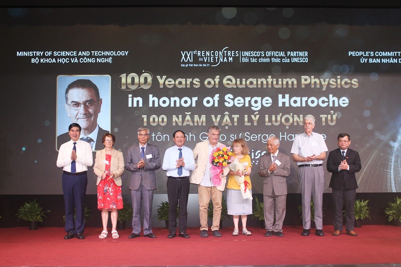 Chủ tịch UBND tỉnh Gia Lai Phạm Anh Tuấn cùng các đại biểu tặng hoa chào mừng GS Serge Haroche và phu nhân.