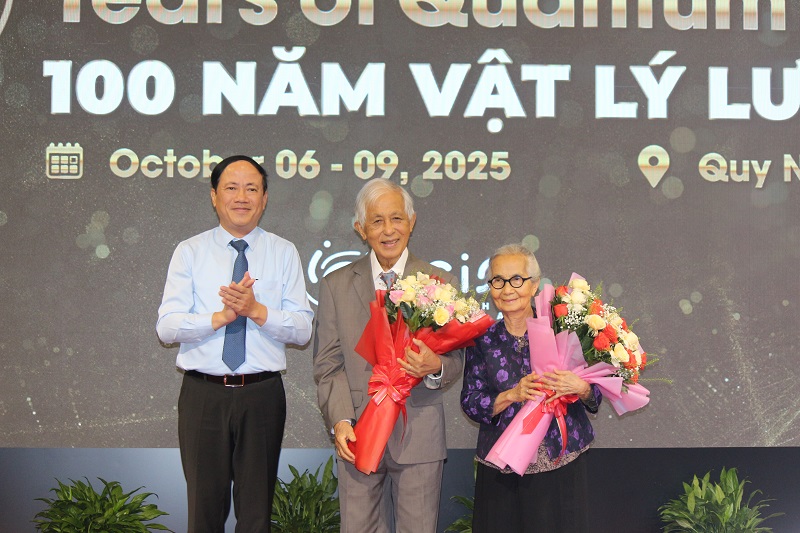 Chủ tịch UBND tỉnh Gia Lai Phạm Anh Tuấn tặng hoa chúc mừng GS Trần Thanh Vân và GS Lê Kim Ngọc vừa được chính phủ Pháp tặng Huân chương Bắc đẩu Bội tinh bậc Sĩ quan.