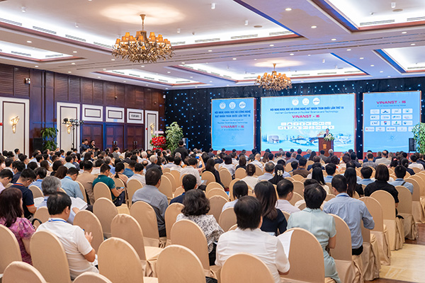 Phiên toàn thể ngày 8/10 của hội nghị VINANST 16 tổ chức tại Cung hội nghị quốc tế Furama Resort Đà Nẵng.