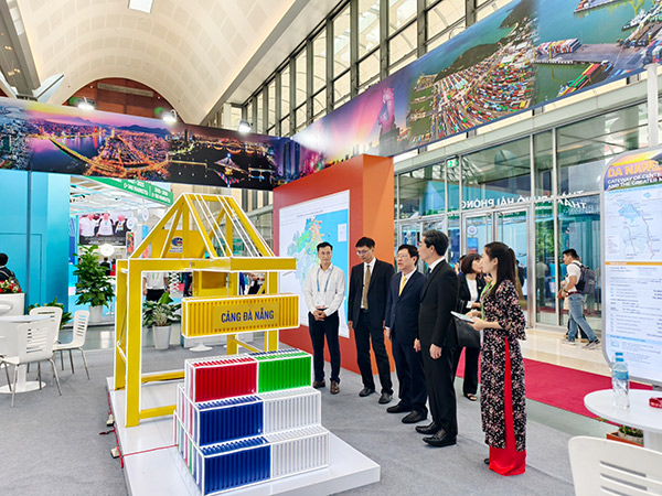Các đại biểu tham quan gian trưng bày của Cảng Đà Nẵng tại FWC 2025. Các đại biểu tham quan gian trưng bày của Cảng Đà Nẵng tại FWC 2025.