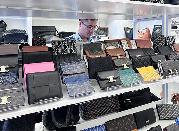 Nhiều sản phẩm giả các thương hiệu nổi tiếng đã bị Đội QLTT số 1 (Chi cục QLTT Đà Nẵng) phát hiện, xử lý. Nhiều sản phẩm giả các thương hiệu nổi tiếng đã bị Đội QLTT số 1 (Chi cục QLTT Đà Nẵng) phát hiện, xử lý.