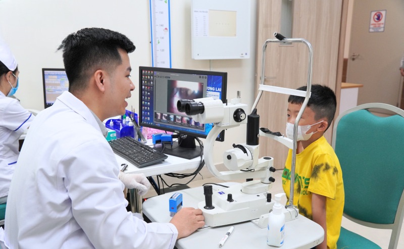 Không chỉ tập trung chẩn đoán và điều trị các bệnh lý về mắt, trung tâm còn chú trọng đến công tác phòng ngừa các bệnh về mắt.