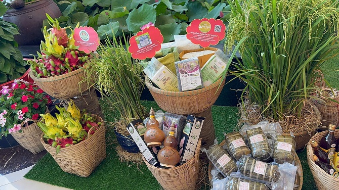 +ảnh 2: Không gian trưng bày những đặc sản của tỉnh Tây Ninh.