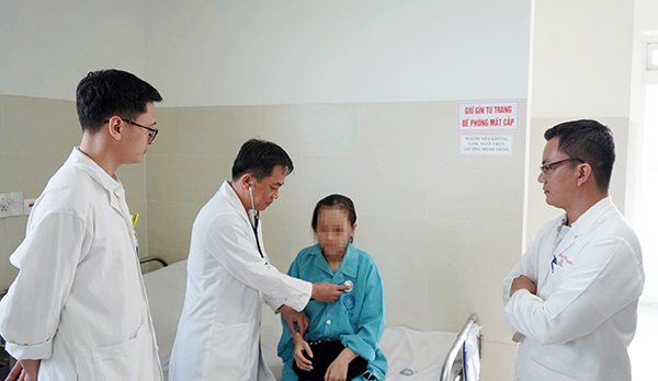 Các bác sĩ kiểm tra cho nữ sinh T.N.P.U trước khi xuất viện. Các bác sĩ kiểm tra cho nữ sinh T.N.P.U trước khi xuất viện.