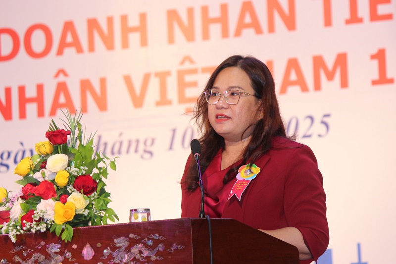 Bí thư Đảng uỷ xã Tuy Phước Lê Thị Vinh Hương phát biểu chỉ đạo buổi gặp mặt.