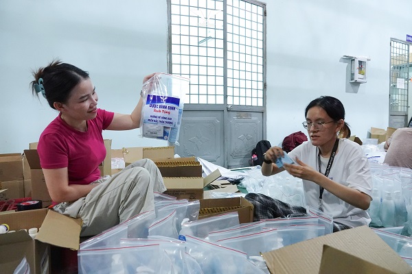 Cán bộ nhân viên Bidiphar nhanh chóng hoàn thành việc đóng gói 4.000 túi thuốc gia đình để kịp thời hỗ trợ người dân. Cán bộ nhân viên Bidiphar nhanh chóng hoàn thành việc đóng gói 4.000 túi thuốc gia đình để kịp thời hỗ trợ người dân.