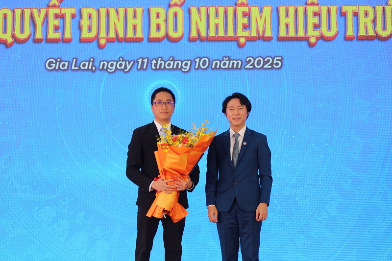 Đại diện Hội đồng trường chúc mừng TS Tô Bá Lâm - Hiệu trưởng Trường Đại học Quang Trung. 