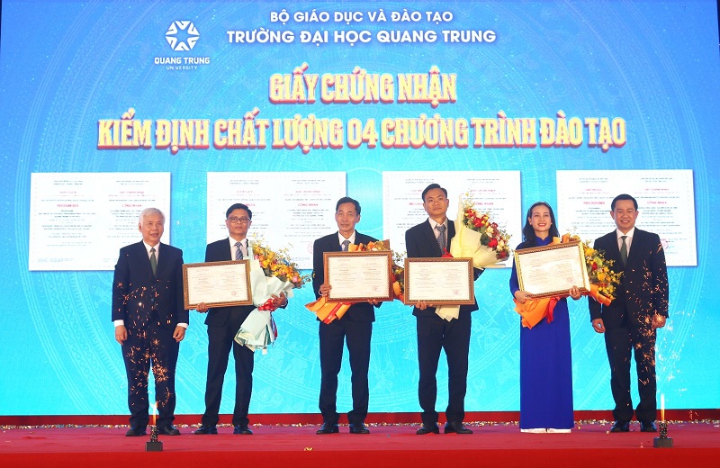 trao giấy chứng nhận đạt kiểm định chất lượng đối với 4 chương trình đào tạo trình độ đại học cho các khoa của Trường Đại học Quang Trung. trao giấy chứng nhận đạt kiểm định chất lượng đối với 4 chương trình đào tạo trình độ đại học cho các khoa của Trường Đại học Quang Trung.