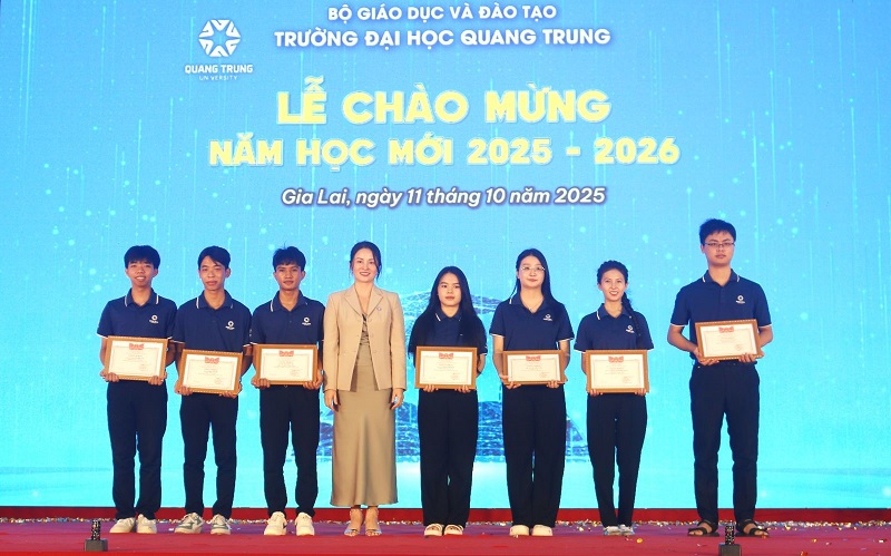 Đại diện Trường Đại học Quang Trung trao học bổng cho các sinh viên. Đại diện Trường Đại học Quang Trung trao học bổng cho các sinh viên.