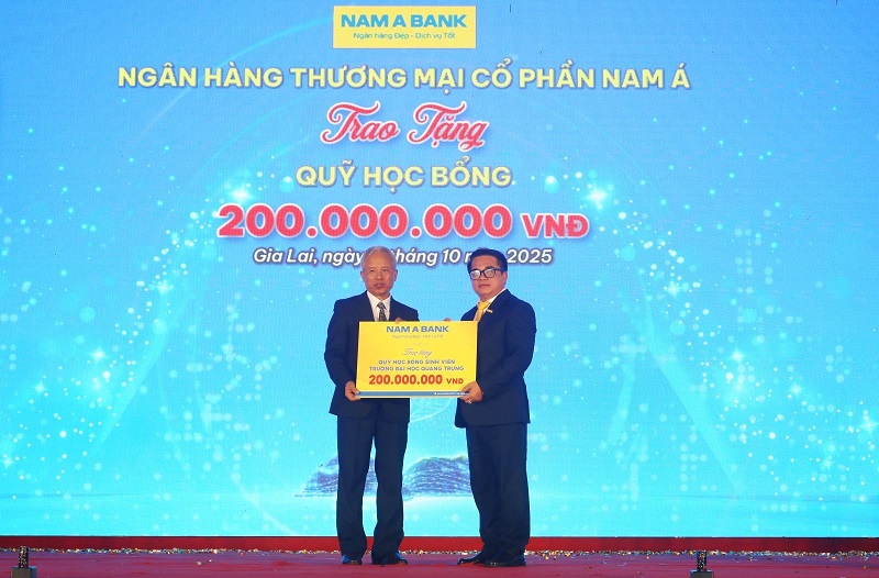 Đại diện Ngân hàng thương mại cổ phần Nam Á (bên phải) trao biểu trưng học bổng trị giá 200 triệu đồng cho Trường Đại học Quang Trung. Đại diện Ngân hàng thương mại cổ phần Nam Á (bên phải) trao biểu trưng học bổng trị giá 200 triệu đồng cho Trường Đại học Quang Trung.