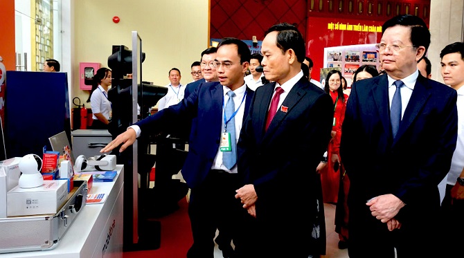 Các đại biểu tham quan các gian hàng chuyển đổi số tại Đại hội.