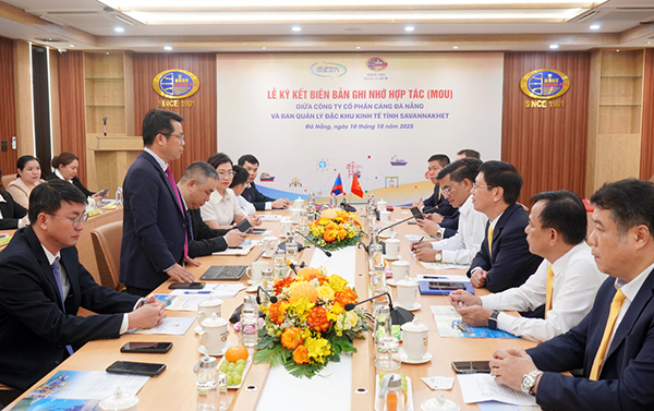 TS Thanongsai Soukkhamthat – Giám đốc Đặc khu kinh tế Savannakhet phát biểu tại buổi làm việc. TS Thanongsai Soukkhamthat – Giám đốc Đặc khu kinh tế Savannakhet phát biểu tại buổi làm việc.