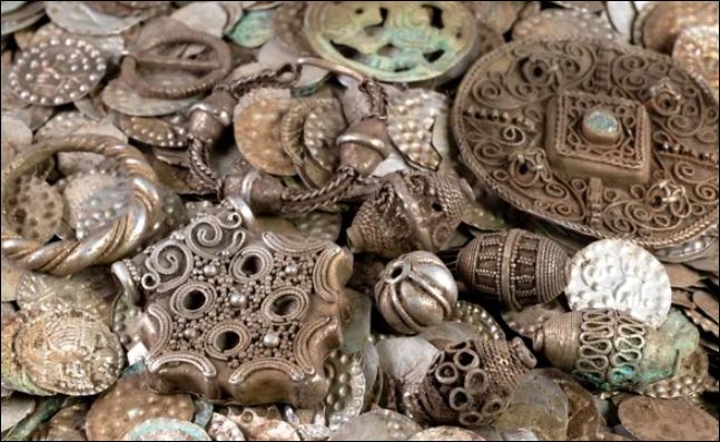 Kho báu này có thể bao gồm tới 20.000 đồng tiền xu, cũng như ngọc trai và nhẫn từ thời Trung cổ của Thụy Điển.