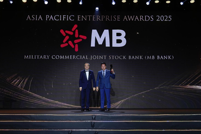 Ông Hà Trọng Khiêm – Phó Tổng giám đốc đại diện MB nhận giải thưởng