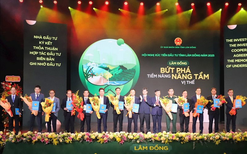 Lãnh đạo UBND tỉnh Lâm Đồng trao ký kết thỏa thuận ghi nhớ hợp tác với các nhà đầu tư