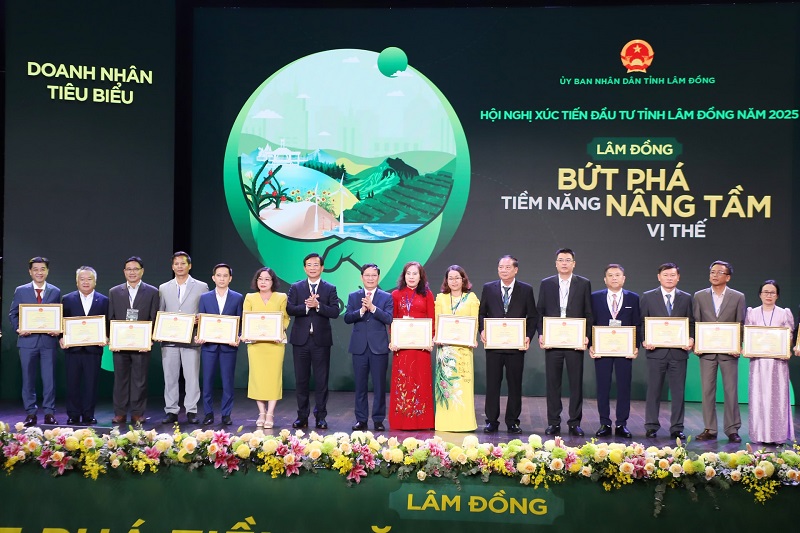 Nhiều doanh nghiệp được UBND tỉnh Lâm Đồng tôn vinh vì có thành tích xuất sắc trong hoạt động sản xuất, kinh doanh