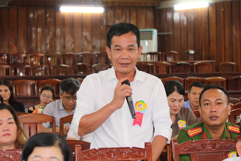 Ông Nguyễn Thanh Lợi - Giám đốc Công ty TNHH Xây dựng Phong Tấn, chia sẻ với chính quyền địa phương.