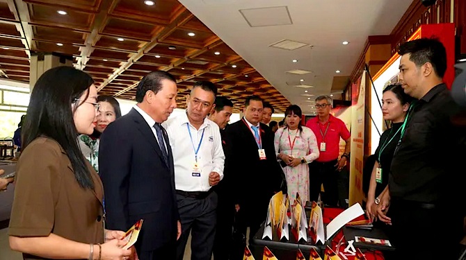 +ảnh 1: Chủ tịch UBND tỉnh Tây Ninh Nguyễn Văn Út (thứ 2 bên trái) tham quan khu trưng bày công nghệ số của Công ty cổ phần đầu tư Lê Bảo Minh +ảnh 1: Chủ tịch UBND tỉnh Tây Ninh Nguyễn Văn Út (thứ 2 bên trái) tham quan khu trưng bày công nghệ số của Công ty cổ phần đầu tư Lê Bảo Minh