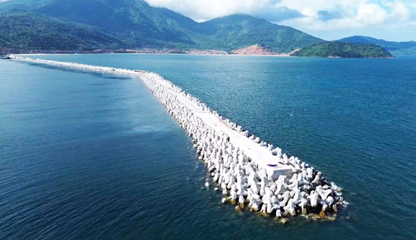 Dự án đầu tư phần cơ sở hạ tầng dùng khu bến cảng Liên Chiểu sắp về đích, sẵn sàng đón các nhà đầu tư xây dựng, khai thác khu bến cảng chiến lược này. Dự án đầu tư phần cơ sở hạ tầng dùng khu bến cảng Liên Chiểu sắp về đích, sẵn sàng đón các nhà đầu tư xây dựng, khai thác khu bến cảng chiến lược này.